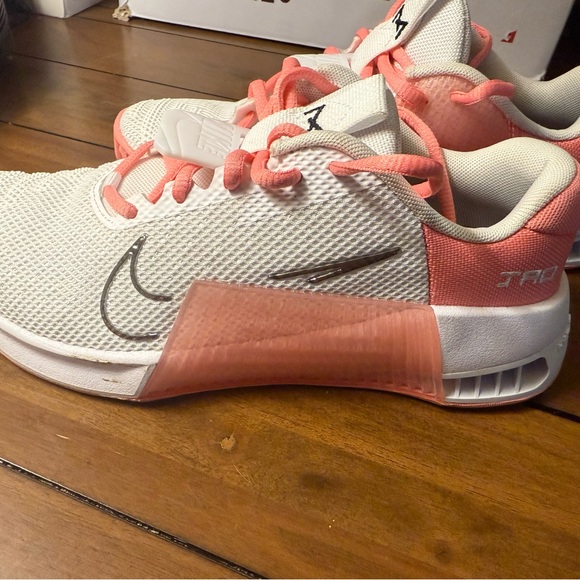 Nike Metcon Pink and White Trainers - Picture 2 of 5